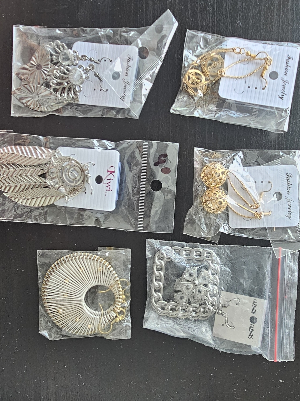6 Assorted Women’s Gold & Silver Fashion Earrings